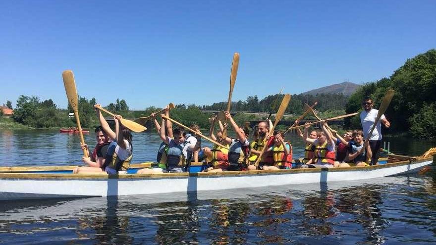 El Club Náutico de Pontecesures cuenta con un Dragon Boat entre su flota de embarcaciones. // FdV