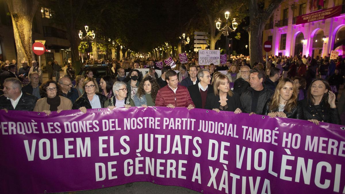 Xàtiva. Manifestación 25 N y protesta contra el traslado del juzgado de violencia de genero a Alzira