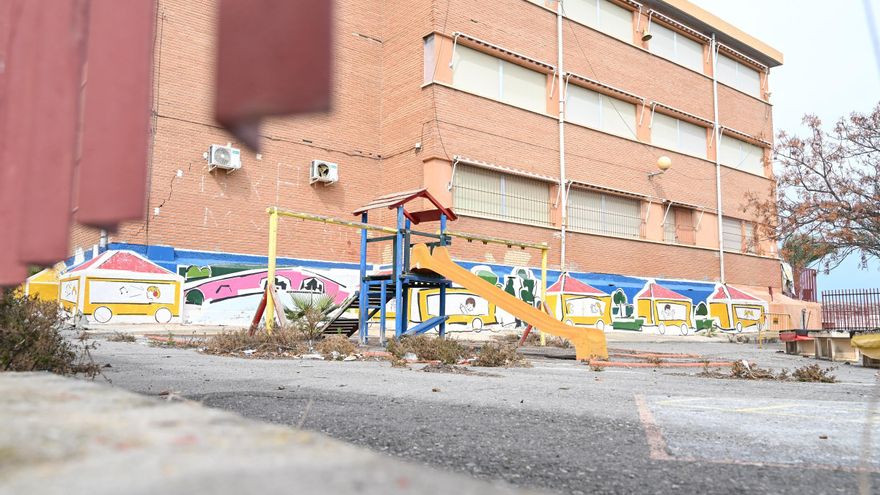 Este es el estado en el que se encuentra el colegio Ausiàs March de Elche tras tres años cerrado