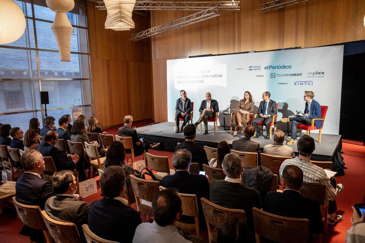 La mesa ‘Financiación inmobiliaria ante un ciclo de transformación’ ha contado con la participación Juan Carlos Bandrés, presidente del clúster CICA y director general de Grupo Lobe; Bernat Martínez, director general de TQ Eurocredit; Cristina Alfaro, Managing Director Implica Corporate Finance; y Sergio Fernández Ayuso, director de Riesgo de Crédito de Ibercaja.