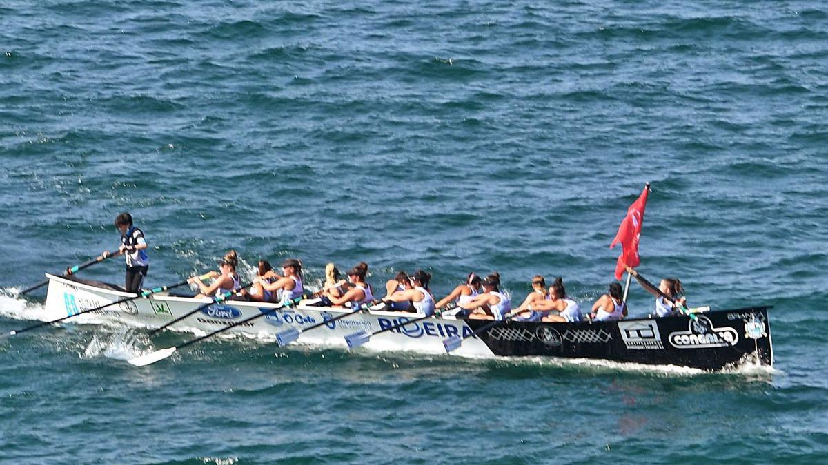 La trianera de Riveira, durante la prueba en Oleiros. |  // VÍCTOR ECHAVE