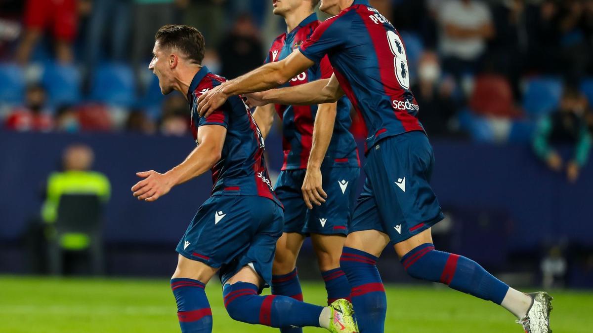 Bardhi celebra uno de sus
dos goles de penalti
.  afp/iván terrón