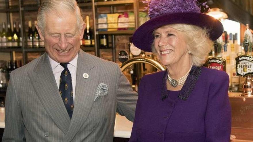 Carlos de Inglaterra con su esposa, Camilla Parker.