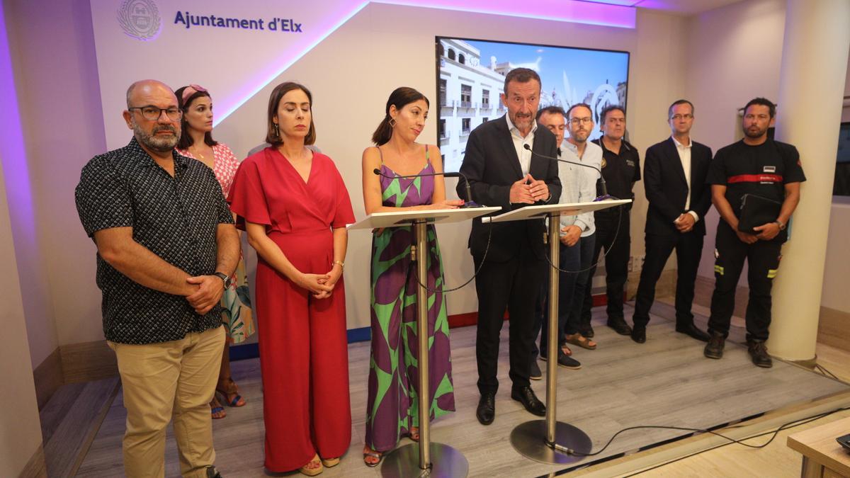 El alcalde junto a miembros del equipo de gobierno anunciando la suspensión de la Nit de l&#039;Albà