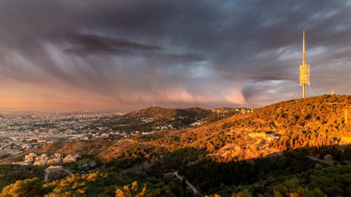 Chubascos con lluvia sobre el área de Barcelona.