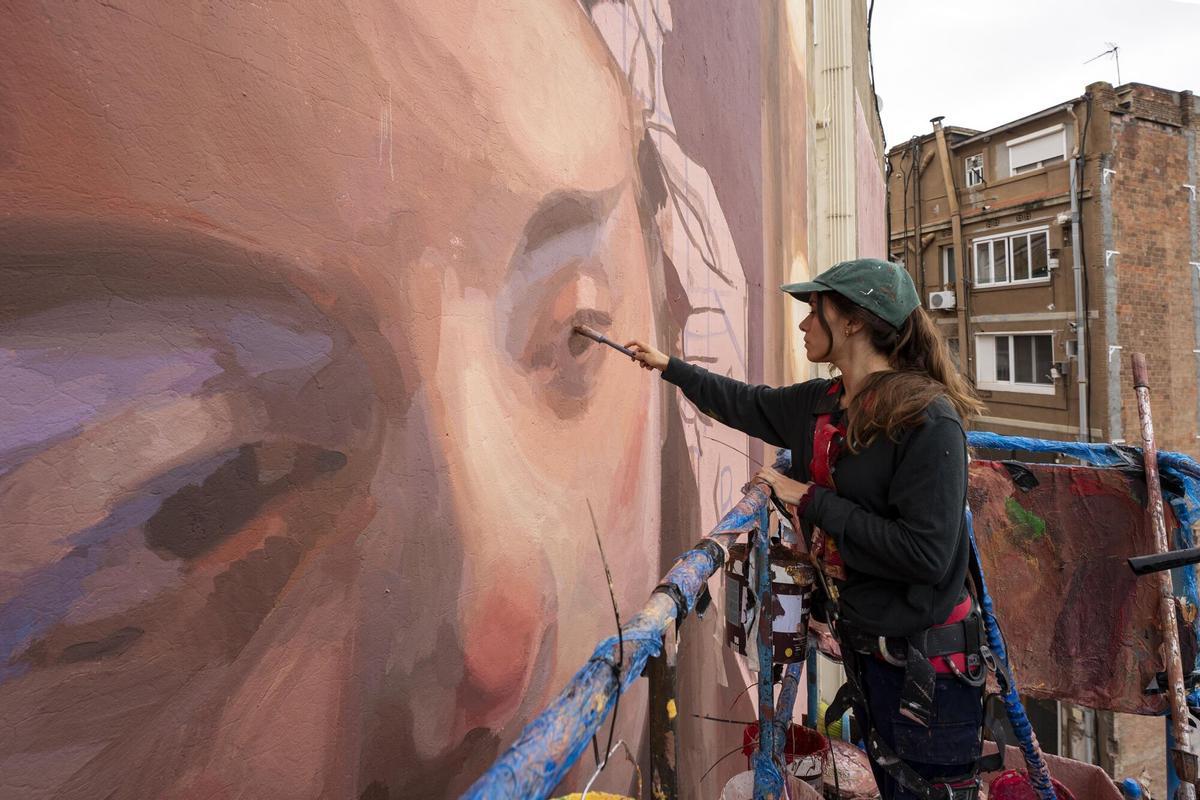 Elisa Capdevila, durante el proceso de creación del mural, que desaparecerá cuando comiencen las obras.
