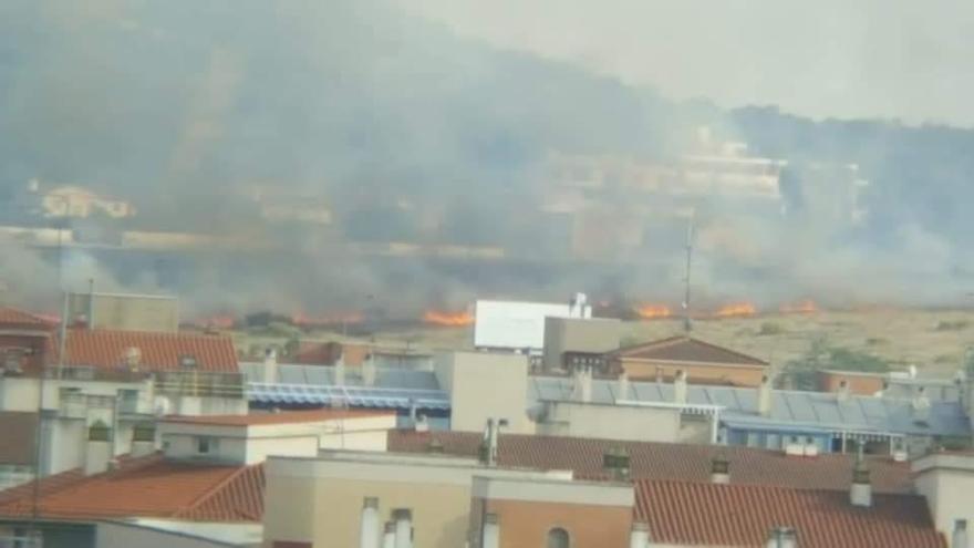 Controlado el incendio entre el Ceres Golf y el ferial de Cáceres