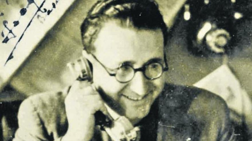 Joaquín en una foto fechada en Barcelona el 9 de mayo de 1938 que envía a su hermano Lorenzo y a la esposa de éste, Amparo Sinisterra.
