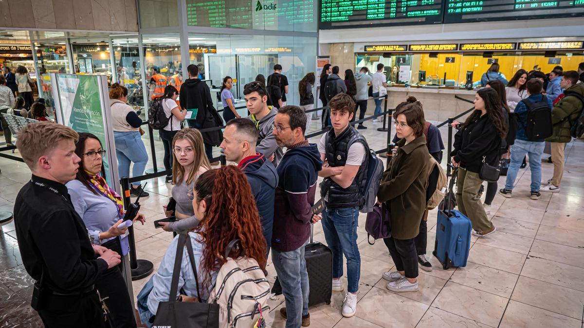 Colas en las oficinas de TMB para tramitar la T-jove i la T-mobilitat