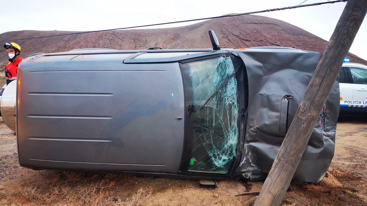 El vehículo tras el vuelco en La Vegueta (Tinajo).