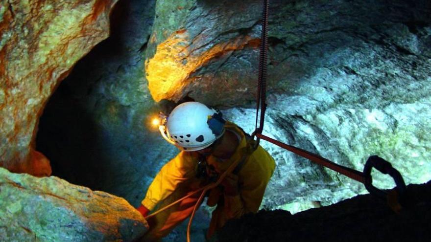 La espeleología precisa de técnicas muy complejas en todos sus aspectos.