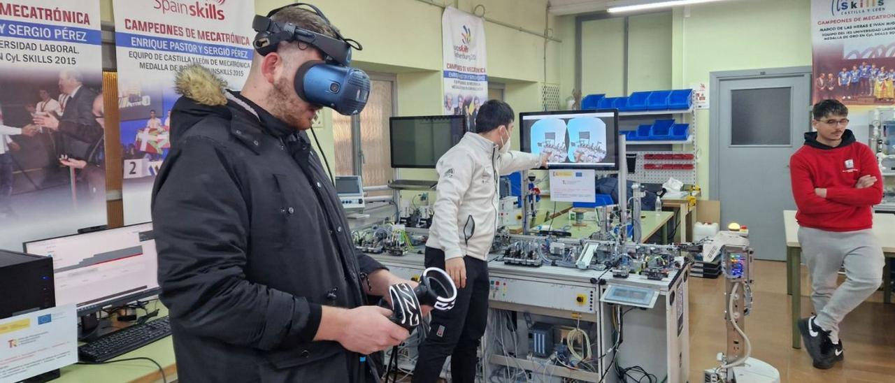 Un estudiante experimenta con realidad virtual en el IES Universidad Laboral. | Cedida