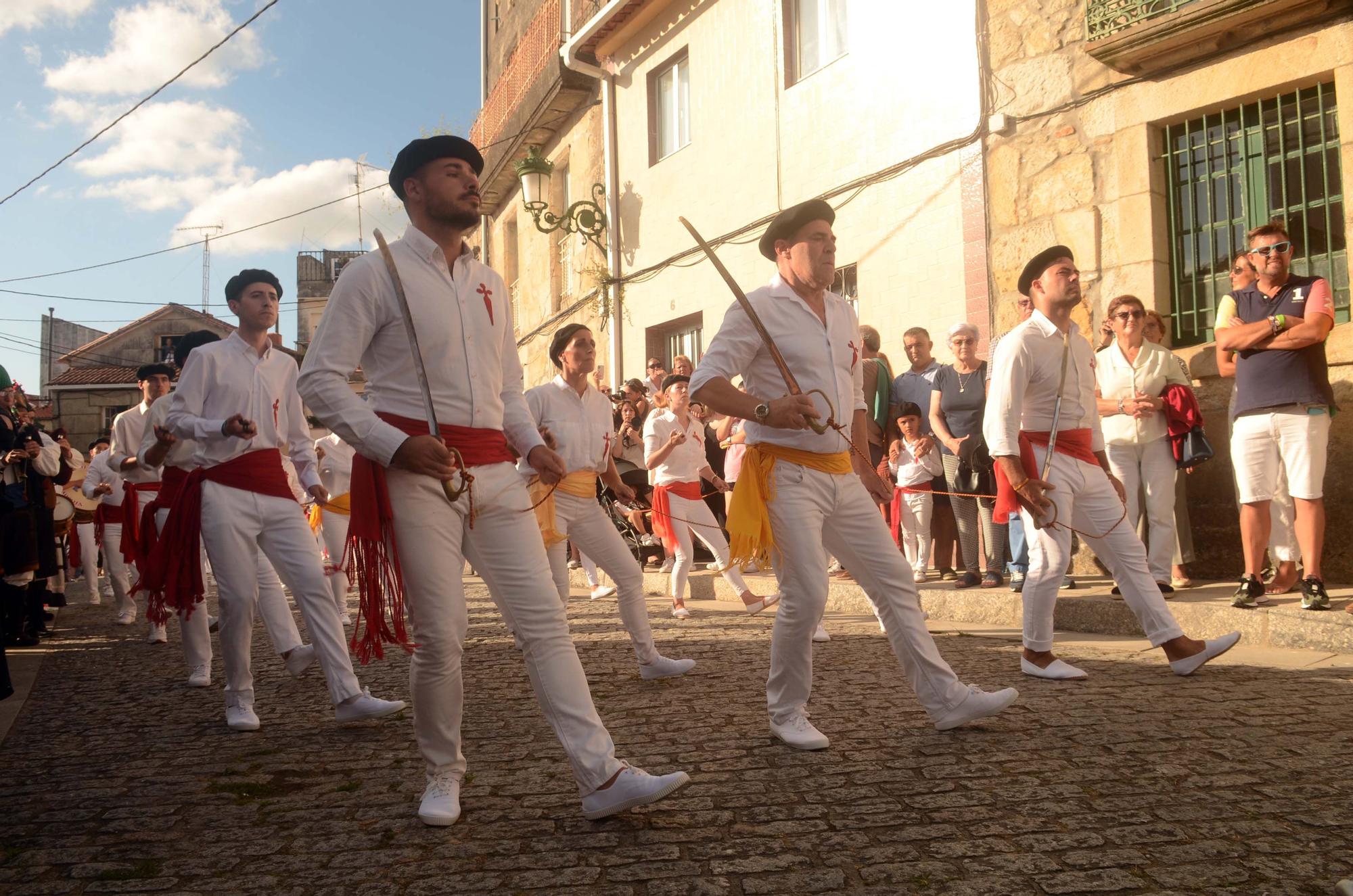 La "Danza de las Espadas" recupera en Carril todo su esplendor