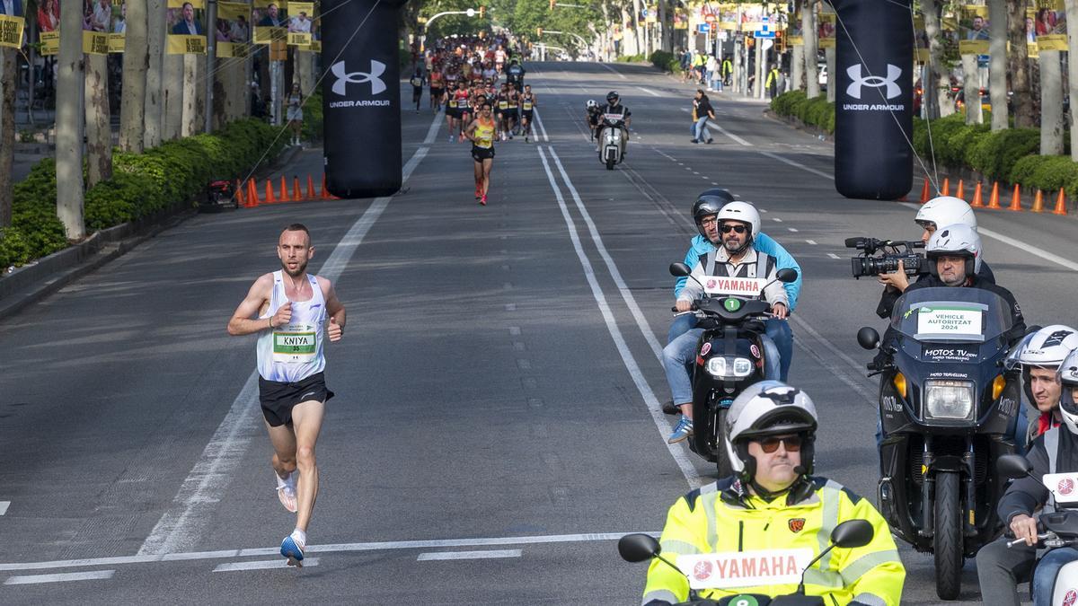 Los participantes recorren la Diagonal durante la 44 edición de la Cursa de El Corte Inglés.