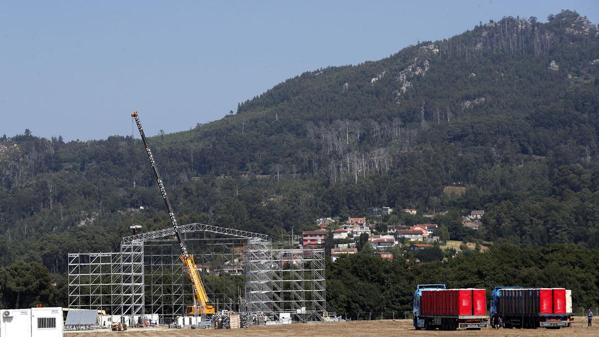 Montaje del enorme escenario que albergará el Reggaeton Beach en Porto do Molle.
