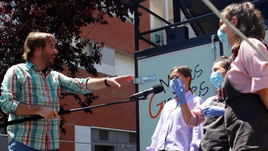 Treballadores d&#039;un supermercat acompanyen Quim Masferrer al camió-escenari de &#039;Moltes Gràcies&#039;, a Pineda de Mar