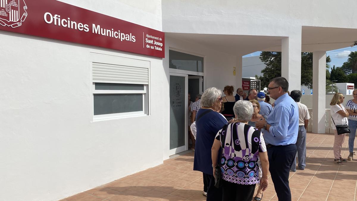 El alcalde de Sant Josep, Ángel Luis Guerrero, durante la inauguración de las nuevas oficinas municipales de Cala de Bou.