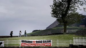 Una pancarta contra la ampliación del Guggenheim a la Reserva de la Biosfera de Urdaibai preside el puerto de Mundaka, en Bizkaia.