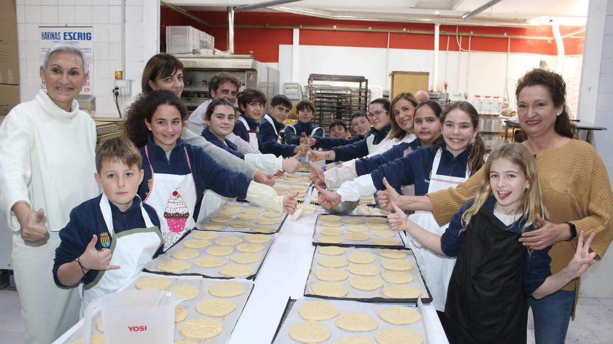 Primera hornada para elaborar las 'coquetas' de Sant Antoni en Benicàssim