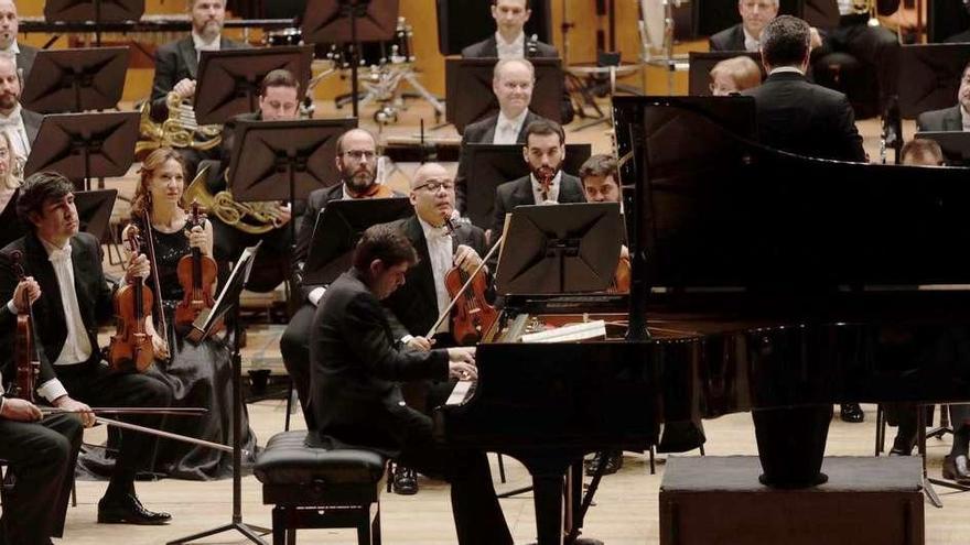 La OSPA y Javier Perianes, en pleno concierto ayer en el auditorio de Oviedo.