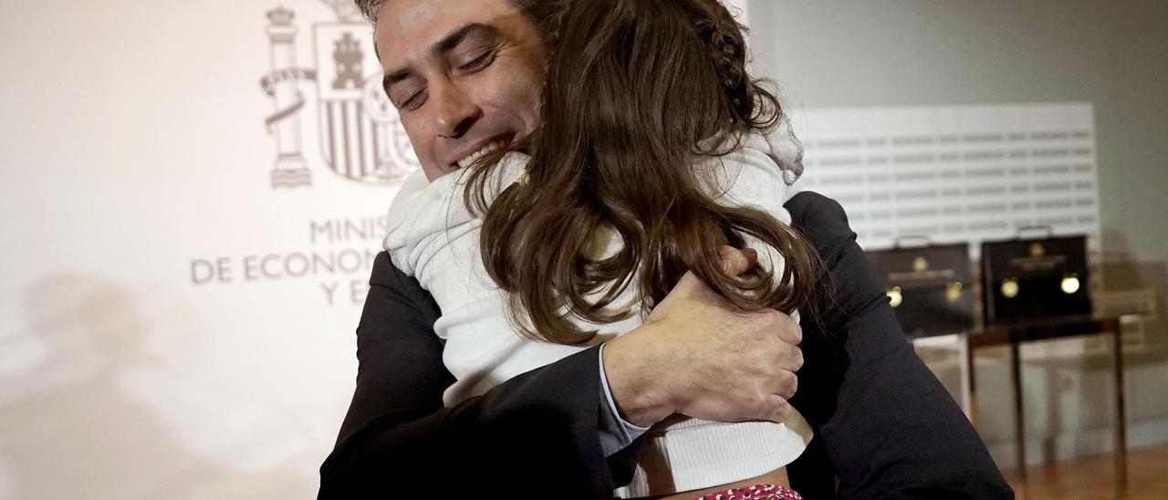 Carlos Cuerpo, nuevo ministro de Economía, abraza a su hija después de finalizar el acto de traspaso de cartera.