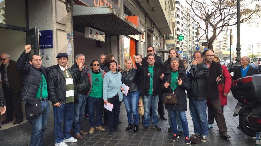 Un grupo de PAH Valencia ante una de las sucursales.