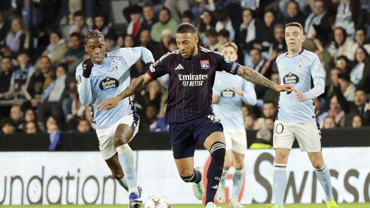 Moriba corre tras Tolisso durante el partido de ayer.