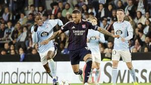 Moriba corre tras Tolisso durante el partido de ayer.