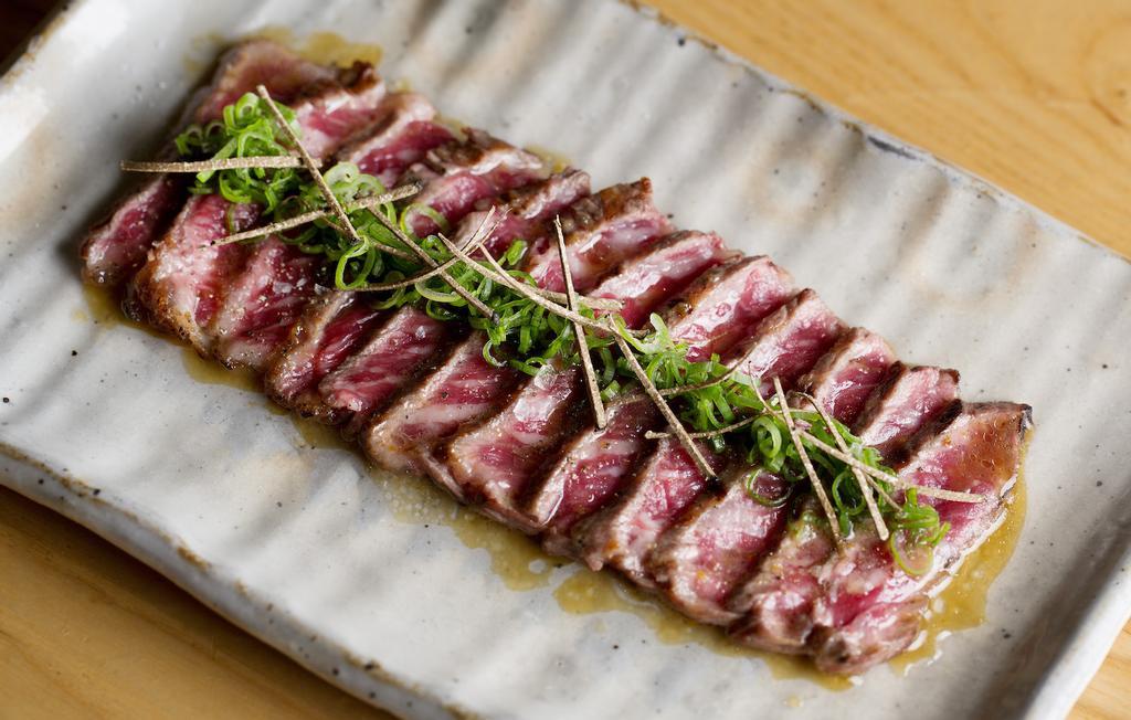 Tataki de solomillo de wagyu reshly con ponzu de trufa negra de ZUMA Dubái
