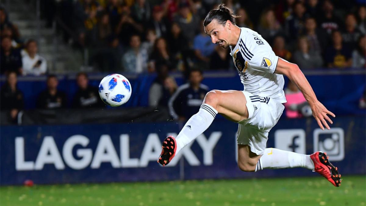 Zlatan Ibrahimovic remata durante un partido del LA Galaxy