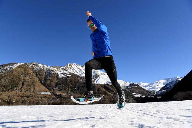 El triatleta francés Stephane Ricard, tres veces campeón mundial en trenes con raquetas para la nieve en Acelle, en los Alpes franceses (Hautes-Alpes), antes del triatlón de invierno del 24 de febrero en Quebec.