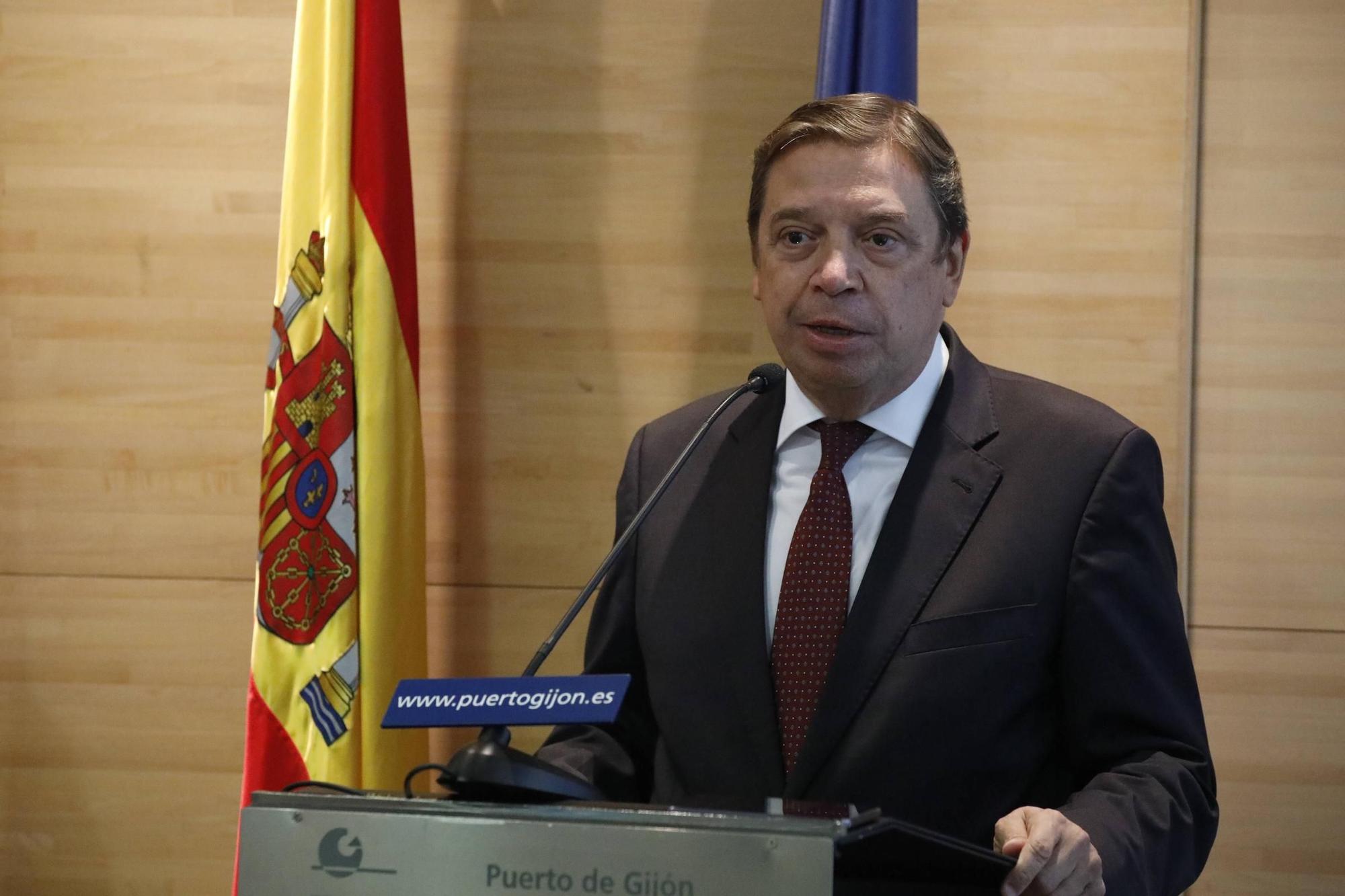 La visita del ministro Planas a la piscifactoría de lenguados en El Musel, en imágenes.