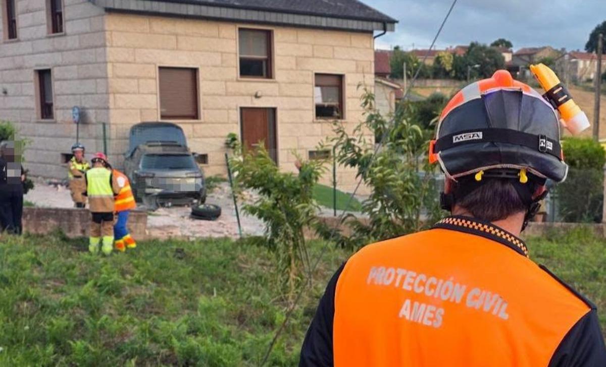 Efectivos de Protección Civil de Ames trabajando en el lugar del siniestro este domingo