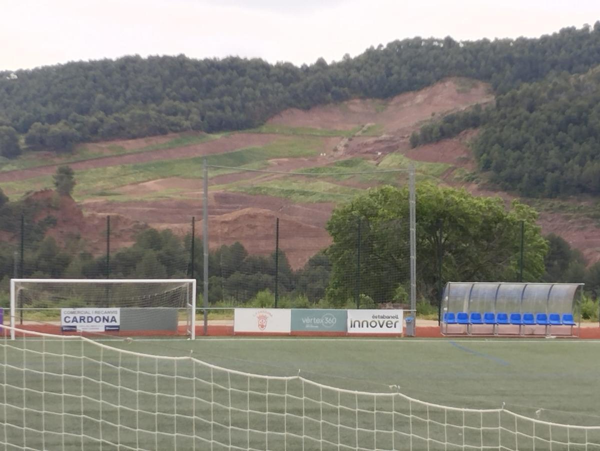 L'antic dipòsit salí vist des del camp de futbol