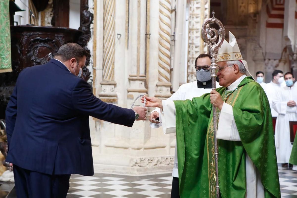 Olga Caballero y la junta directiva de la Agrupación de Cofradías toman posesión en la Catedral