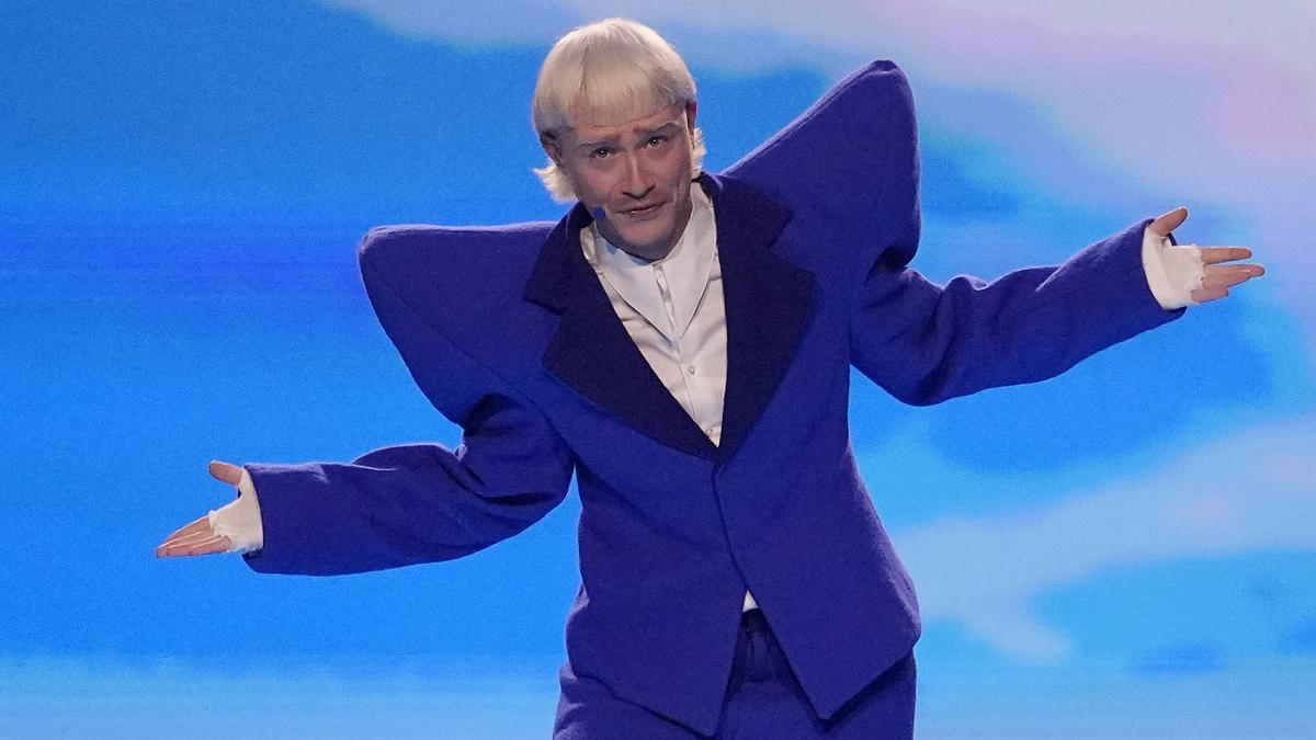 Joost Klein, de Holanda, interpreta la canción Europapa durante la segunda semifinal del Festival de Eurovisión en Malmo, Suecia, el jueves 9 de mayo de 2024.