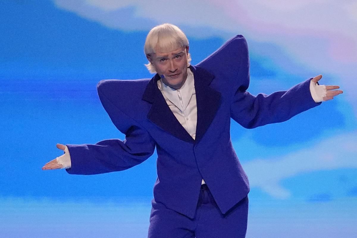 Joost Klein, de Holanda, interpreta la canción Europapa durante la segunda semifinal del Festival de Eurovisión en Malmo, Suecia, el jueves 9 de mayo de 2024.