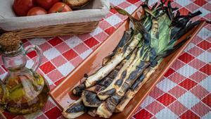 Teja de calçots listos para comer.