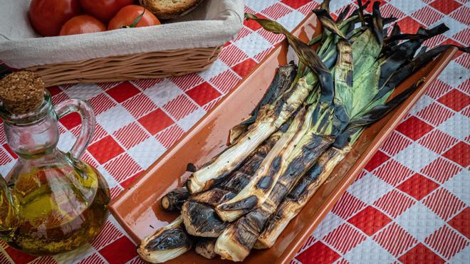 Teja de calçots listos para comer.