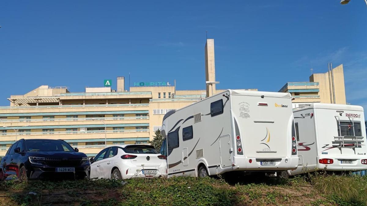 Furgonetas y caravanas estacionadas frente al Hospital Costa del Sol de Marbella