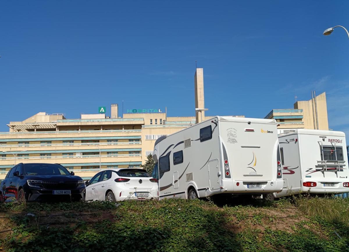 Furgonetas y caravanas estacionadas frente al Hospital Costa del Sol de Marbella