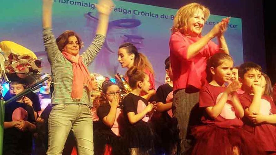 La presidenta Puri Pérez (izquierda) y la vicepresidenta Pilar Sandín saludando al público del Reina Sofía el sábado en la gala benéfica. Foto