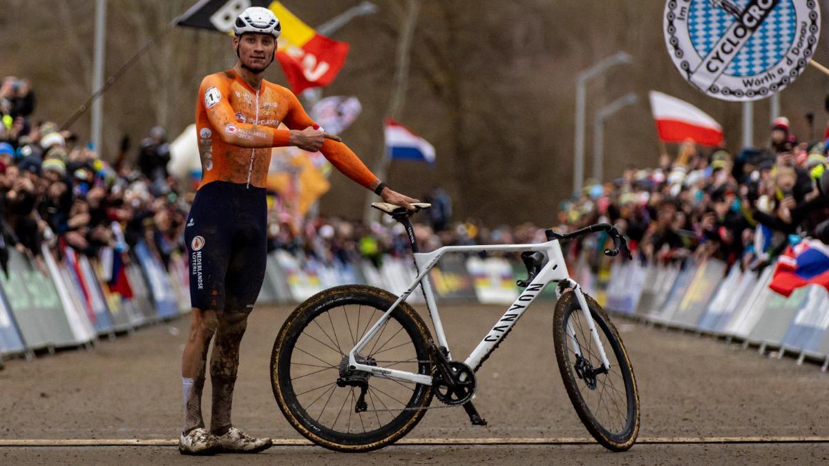 Mathieu van der Poel posa contento tras haber ganado la carrera