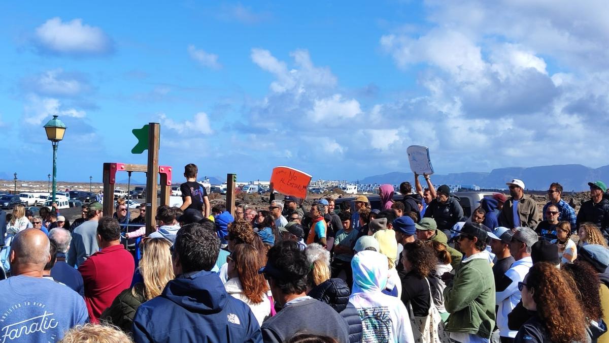 Manifestación en La Santa en contra del emisario submarino de salmuera.