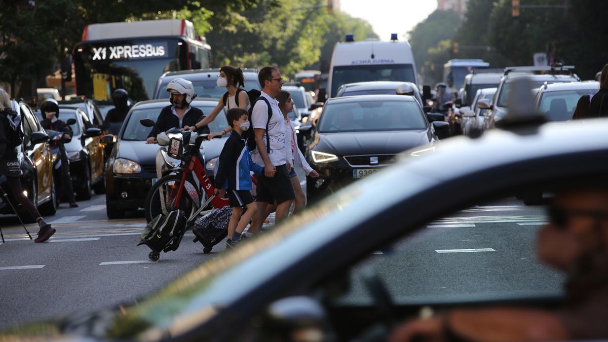 Una calle con mucho tráfico en Barcelona