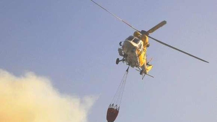 Un helicóptero trabaja en un incendio, en Agolada.  // Bernabé/Javier Lalín