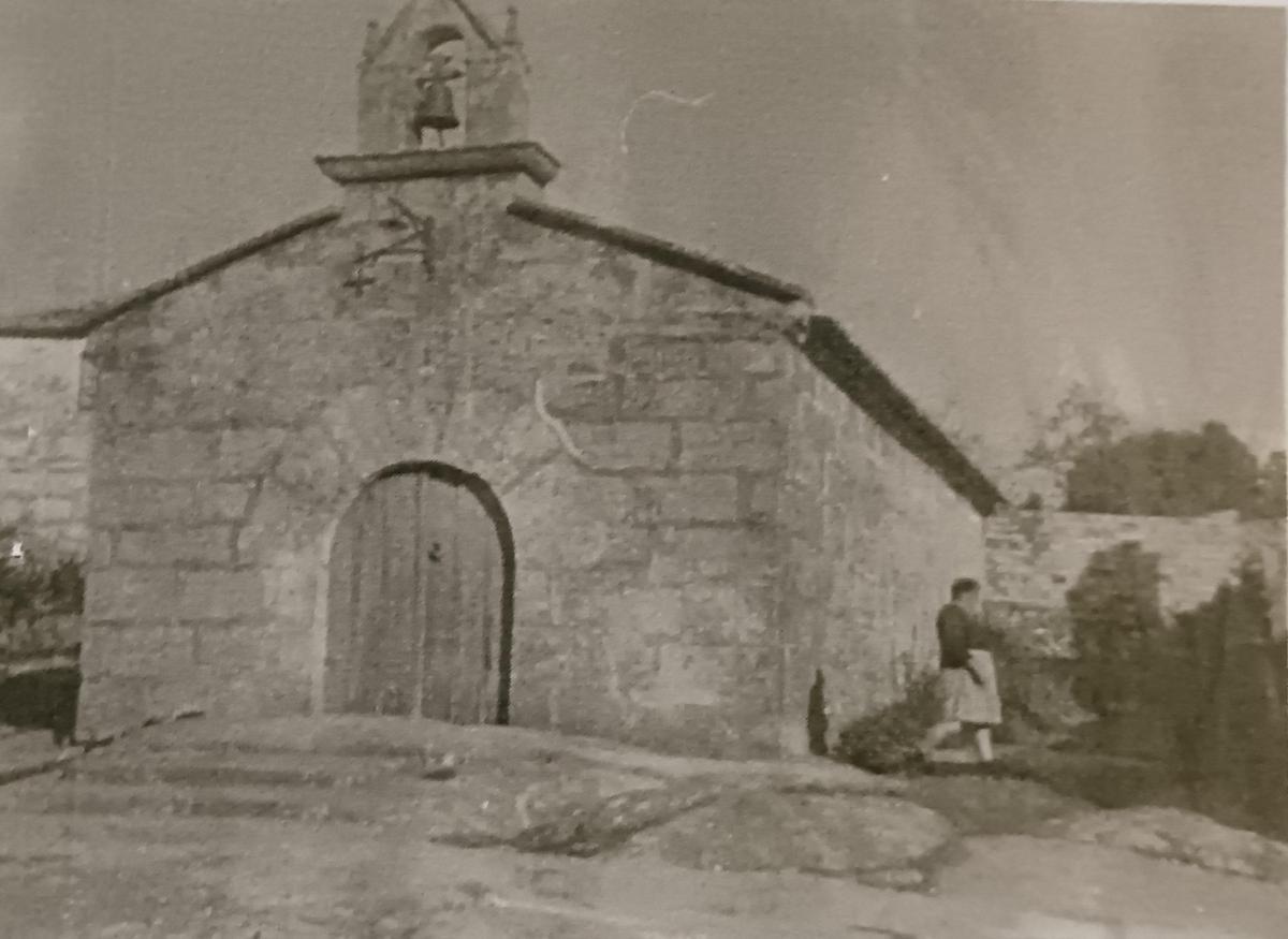 Unha imaxe antiga da ermida de San Bartolomé e o seu adro, en Vilariño.