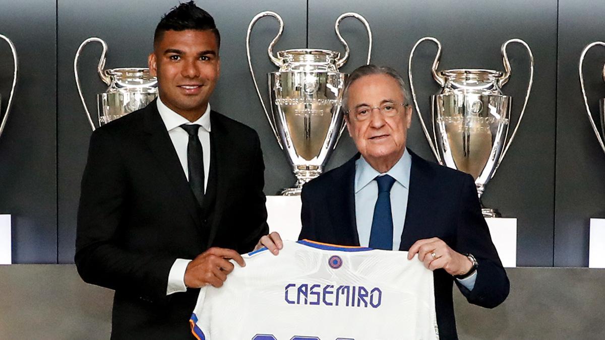 Carlos Casemiro y Florentino Pérez tras el anuncio de renovación del brasileño por el Real Madrid