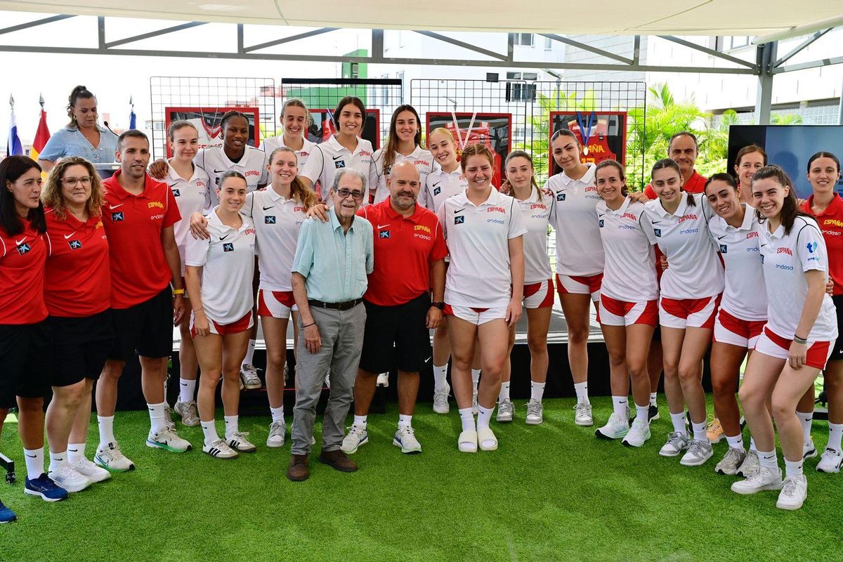 Apeles, junto a las integrantes de la selección española U20.
