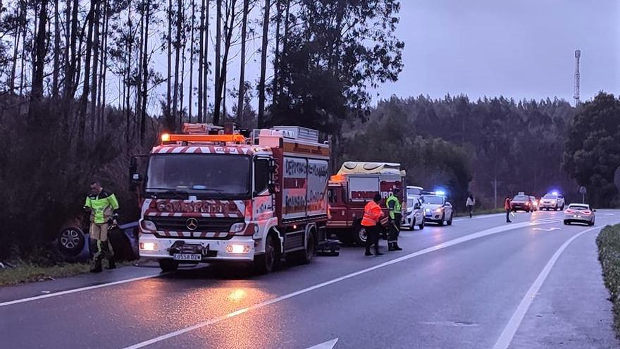 Excarcelan a una mujer herida tras volcar el coche que conducía en Dumbría